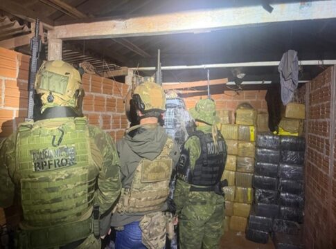 prejuizo-ao-trafico:-pf-e-pmpr-apreendem-toneladas-de-maconha-e-fuzis