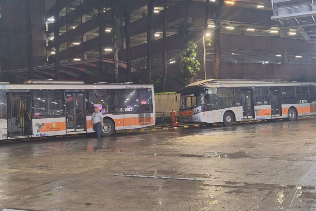 prefeitura-deve-r$-320-mi-a-empresas-de-onibus,-que-reclamam-atraso