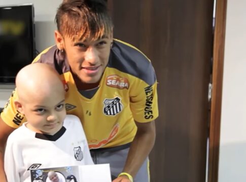 video:-neymar-reencontra-torcedor-ilustre-do-santos-apos-13-anos