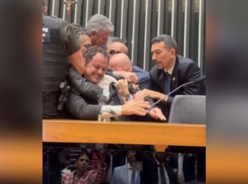 retirado-a-forca-do-plenario,-glauber-diz-que-vai-registrar-bo-contra-motta