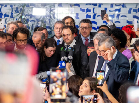 imagens-mostram-a-expulsao-e-agressao-de-jornalistas-na-camara