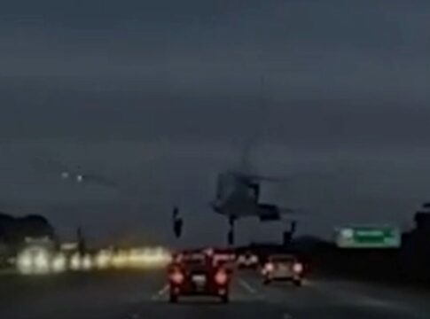 eua:-aviao-aterrissa-sobre-carro-em-rodovia-apos-falha-no-motor