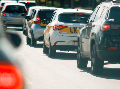 15-mil-motoristas-dirigiram-sem-cnh-em-2025.-o-que-muda-com-nova-regra?