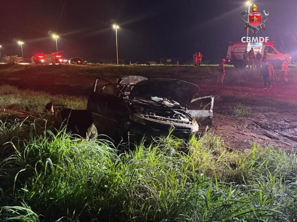carro-sai-da-pista,-capota-em-rodovia-e-quatro-pessoas-ficam-feridas