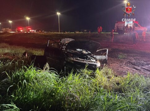 carro-sai-da-pista,-capota-em-rodovia-e-quatro-pessoas-ficam-feridas