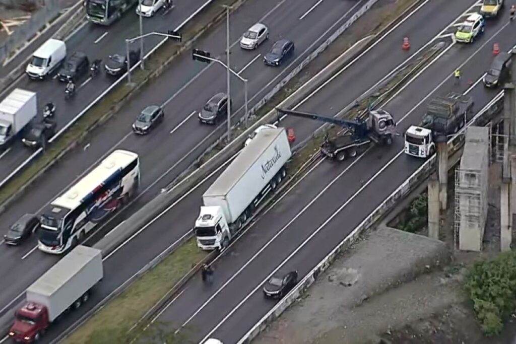 caminhao-invade-canteiro-central-da-marginal-tiete-e-bloqueia-faixa