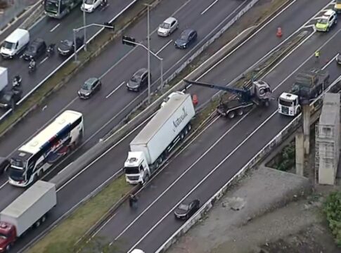 caminhao-invade-canteiro-central-da-marginal-tiete-e-bloqueia-faixa