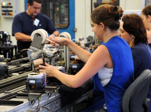 feira-de-empregos-oferece-oportunidades-para-jovens-de-favelas-do-rio