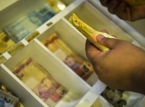 inflacao-que-reajusta-o-salario-minimo-fecha-em-4,18%