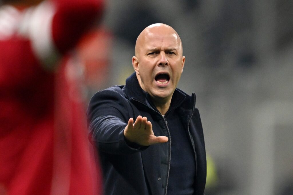 arne-slot-despista-polemica-com-salah-apos-vitoria-na-champions-league