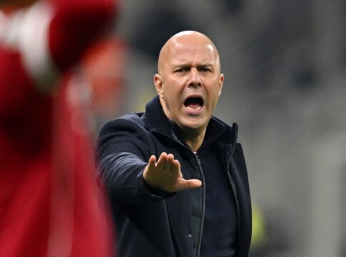 arne-slot-despista-polemica-com-salah-apos-vitoria-na-champions-league