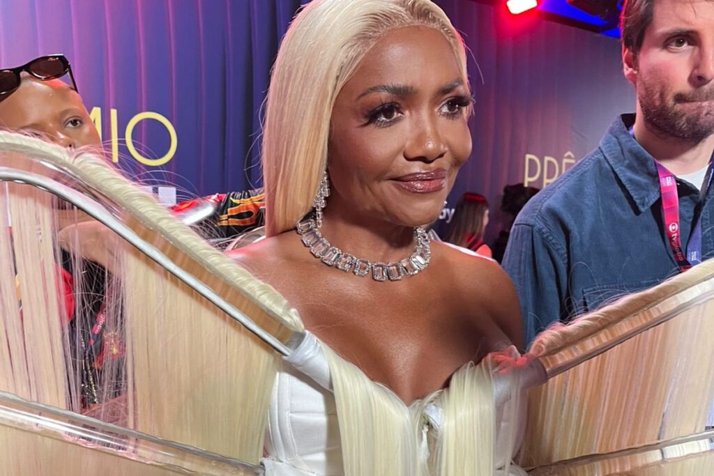 gaby-amarantos-passa-sufoco-com-look-inusitado-durante-premiacao