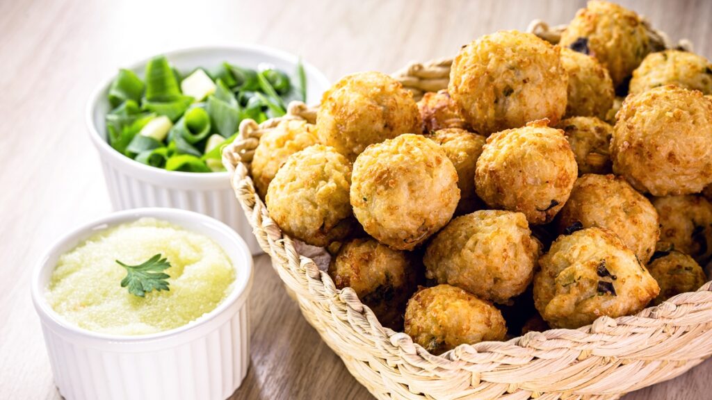 bolinho-de-arroz-facil-e-gostoso-para-aproveitar-sobras