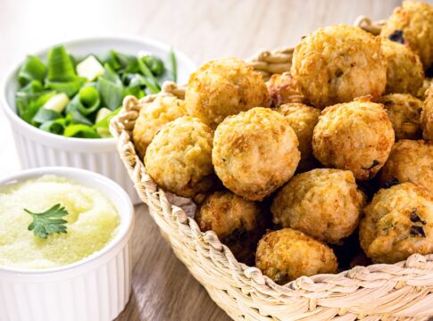 bolinho-de-arroz-facil-e-gostoso-para-aproveitar-sobras