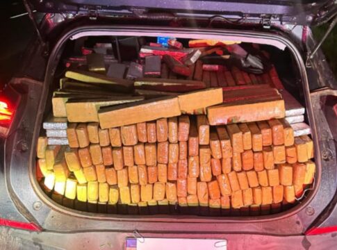 suspeito-se-atrapalha-em-fuga-e-larga-carro-com-1-tonelada-de-maconha