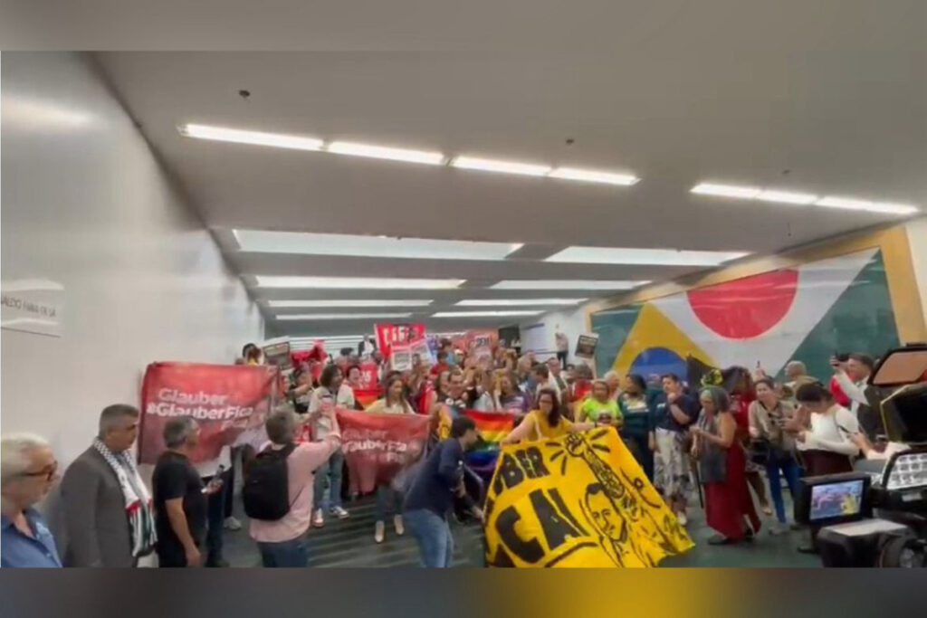 “motta-sai,-glauber-fica”:-protesto-ocupa-camara-um-dia-apos-confusao