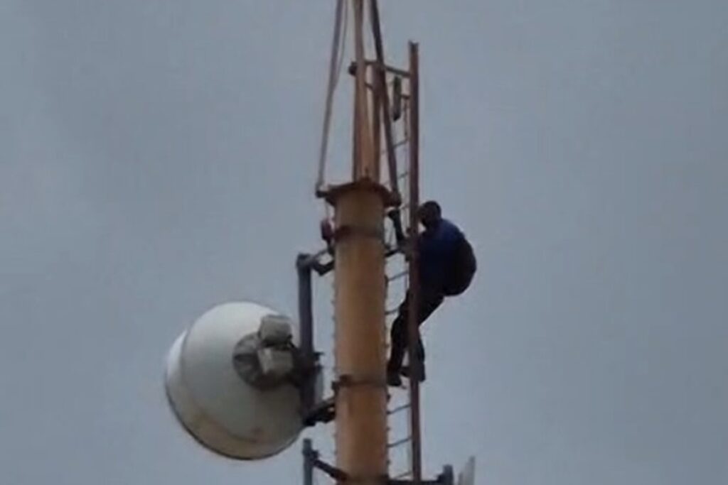homem-escala-torre-e-arrisca-a-vida-ao-destruir-equipamentos-no-df