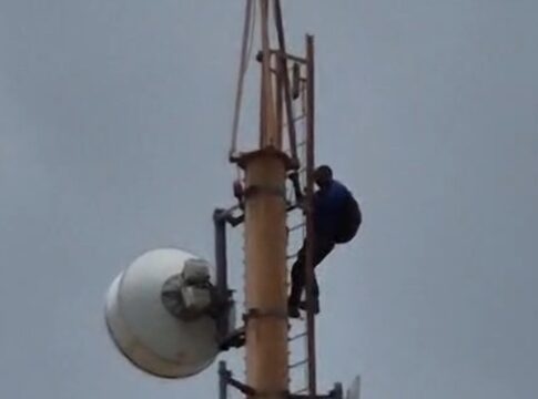 homem-escala-torre-e-arrisca-a-vida-ao-destruir-equipamentos-no-df