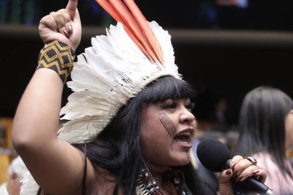 em-depoimento-a-policia,-deputada-diz-ter-sido-arrastada-por-segurancas