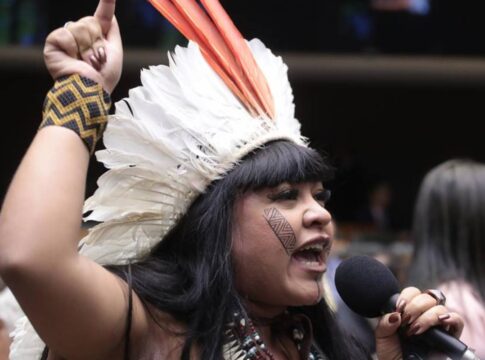 em-depoimento-a-policia,-deputada-diz-ter-sido-arrastada-por-segurancas