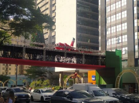 furacao-grinch:-ventania-derruba-papai-noel-inflavel-na-av.-paulista