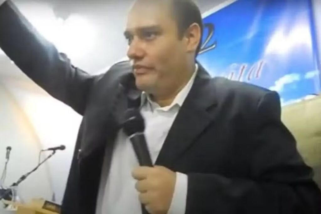 de-“nascer-dentes”-a-“cura-da-cegueira”:-pastor-e-condenado-por-fraude