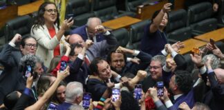 veja-reacao-de-glauber-braga-ao-se-livrar-de-cassacao-na-camara