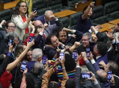 veja-reacao-de-glauber-braga-ao-se-livrar-de-cassacao-na-camara