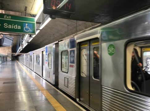 ladrao-trapalhao:-homem-devolve-celular-roubado-e-e-agredido-no-metro