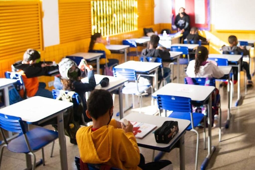 veja-em-valores-quanto-fica-gratificacao-de-professores-do-df-com-reajuste