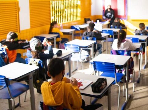 veja-em-valores-quanto-fica-gratificacao-de-professores-do-df-com-reajuste