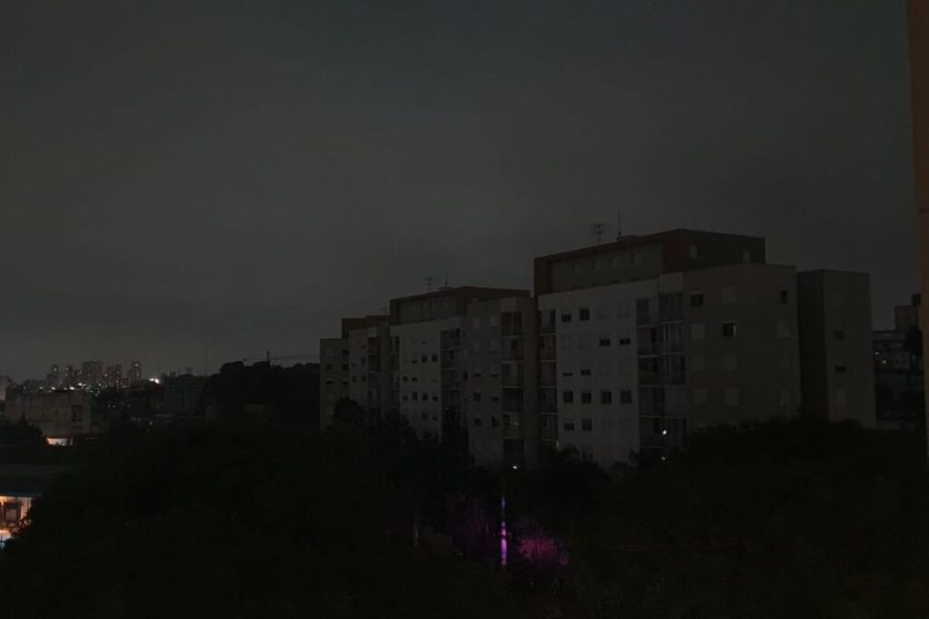 apagao-apos-ciclone:-1,5-milhao-de-imoveis-seguem-sem-luz-em-sp