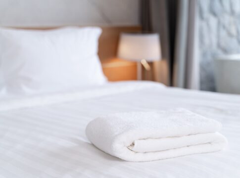 hospedes-se-surpreendem-ao-ler-bilhete-inesperado-deixado-na-cama