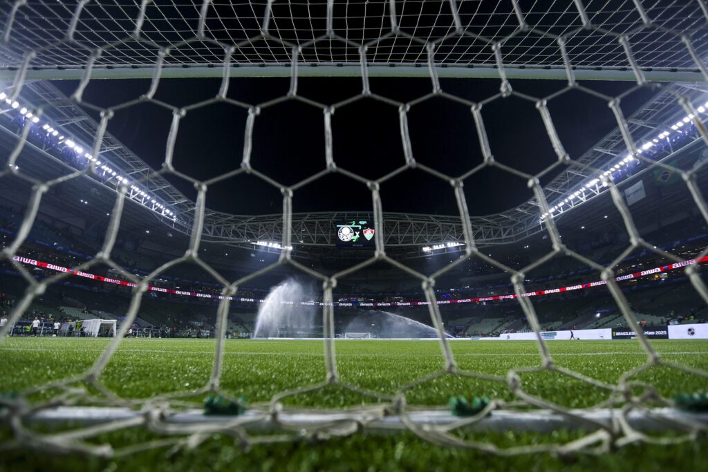 flamengo-rebate-polemica-sobre-gramado-sintetico:-“grama-ou-plastico?”