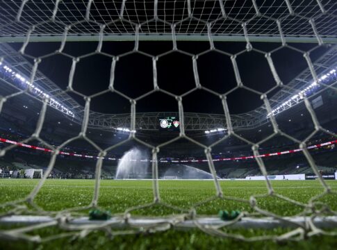 flamengo-rebate-polemica-sobre-gramado-sintetico:-“grama-ou-plastico?”