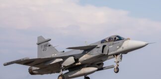 fab-faz-exercicio-de-tiro-aereo-com-canhao-de-cacas-gripen