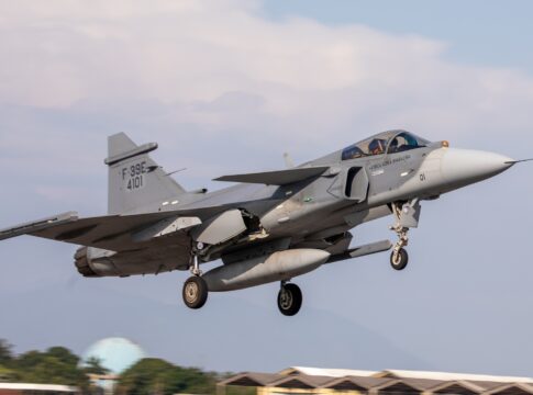 fab-faz-exercicio-de-tiro-aereo-com-canhao-de-cacas-gripen