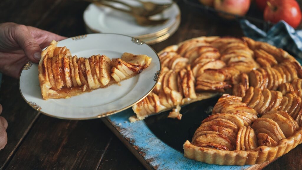 torta-de-maca-na-frigideira-fica-pronta-em-minutos;-confira-a-receita