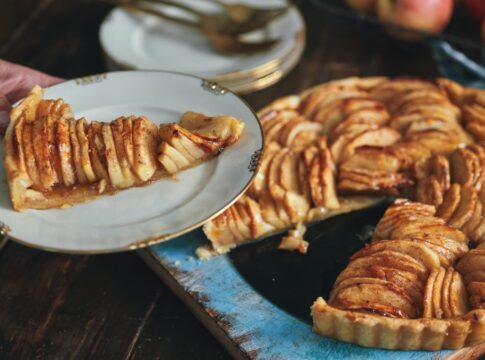 torta-de-maca-na-frigideira-fica-pronta-em-minutos;-confira-a-receita