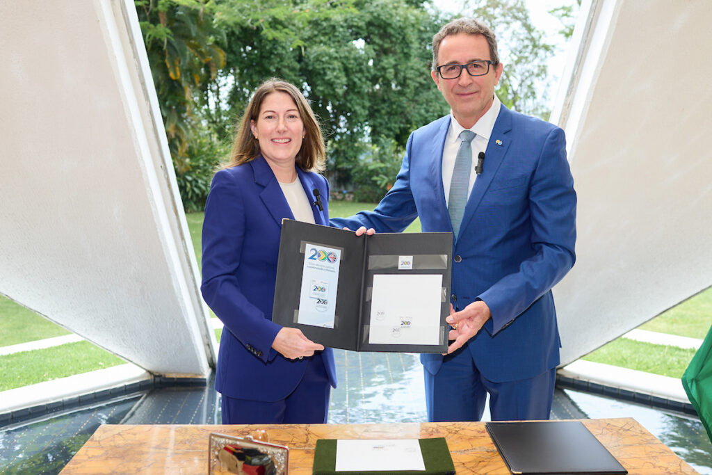 embaixada-do-reino-unido-e-correios-se-unem-para-lancar-selo-festivo