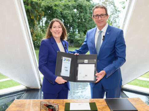 embaixada-do-reino-unido-e-correios-se-unem-para-lancar-selo-festivo