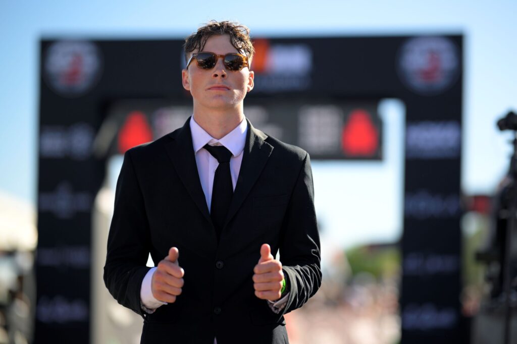 jovem-de-19-anos-completa-prova-do-ironman-vestindo-terno;-confira