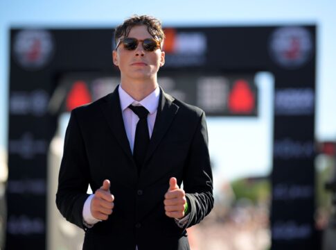 jovem-de-19-anos-completa-prova-do-ironman-vestindo-terno;-confira