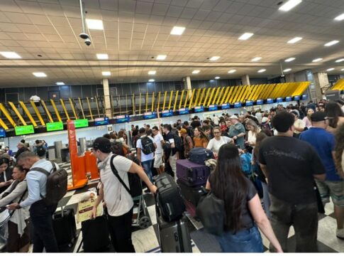 “humilhada-demais”:-passageiros-relatam-caos-em-aeroporto-apos-ciclone