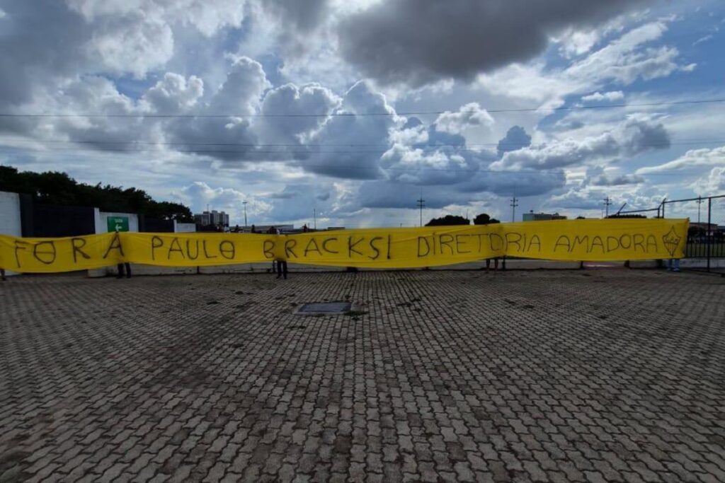 em-brasilia,-torcedores-do-atletico-mg-fazem-protesto-contra-diretoria