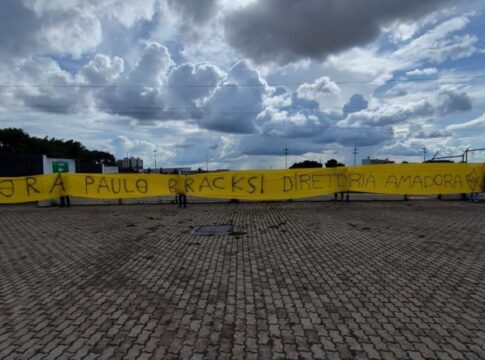em-brasilia,-torcedores-do-atletico-mg-fazem-protesto-contra-diretoria