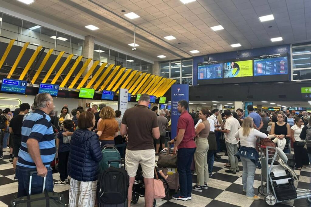 com-centenas-de-voos-cancelados,-caos-permanece-em-aeroportos-de-sp