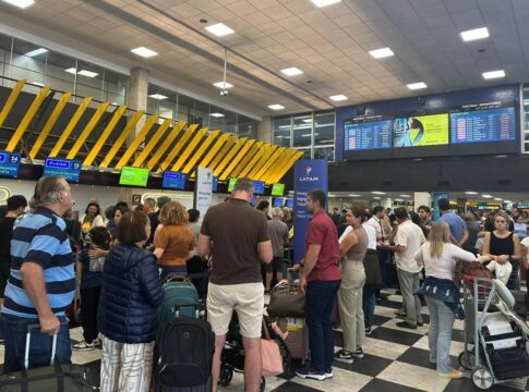com-centenas-de-voos-cancelados,-caos-permanece-em-aeroportos-de-sp
