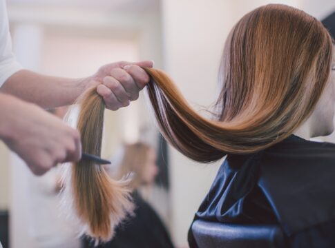 a-textura-do-cabelo-muda-mesmo-a-cada-7-anos?-dermatologista-esclarece