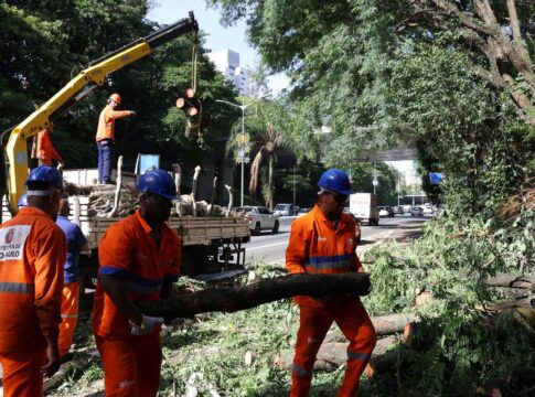 ha-dois-dias-sem-luz,-moradores-de-sao-paulo-se-adaptam-e-protestam